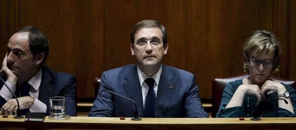 Viceprimer ministro Paulo Portas, primer ministro Pedro Passos Coelho y ministra de Estado y de las Finanzas Maria Luis Albuquerque durante los debates en el Parlamento de Portugal, 9 de noviembre de 2015 - Sputnik Mundo