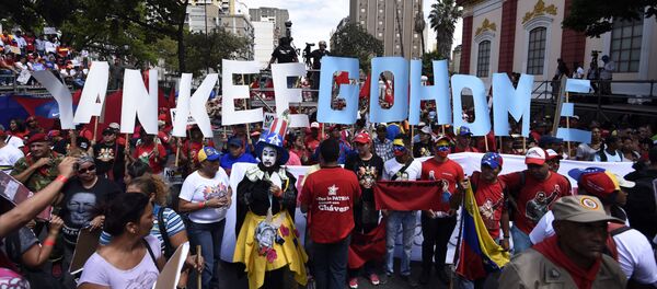 Partidarios del presidente Nicolas Maduro llevan las letras que dicen Yankee Go Home - Sputnik Mundo