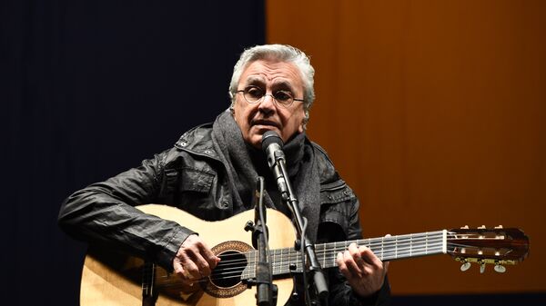 El cantante y compositor Caetano Veloso - Sputnik Mundo