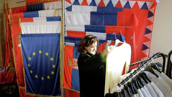 Banderas de Sebia y la UE en una tienda en Belgrado Banderas de Sebia y la UE en una tienda en Belgrado - Sputnik Mundo