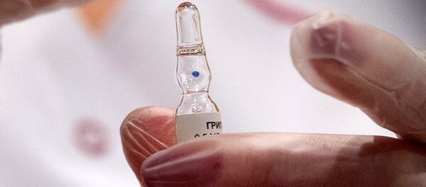 Ampolla que contiene la vacuna contra la gripe - Sputnik Mundo