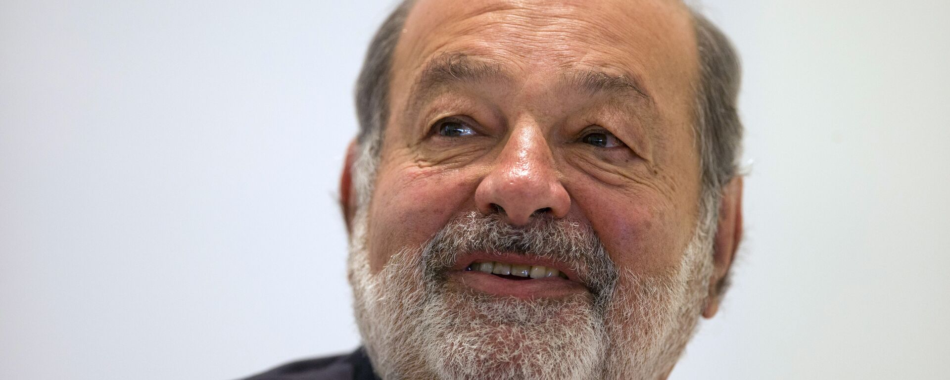 FILE - In this Jan. 14, 2013 file photo, Mexican telecommunications tycoon Carlos Slim speaks during news conference at the Soumaya museum in Mexico City. - Sputnik Mundo, 1920, 09.06.2022