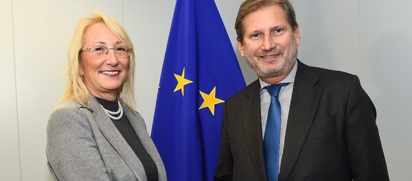 Ministra turca de Asuntos Europeos Beril Dedeoglu y comisario europeo de Política de Vecindad y para la Ampliación Johannes Hahn Ministra turca de Asuntos Europeos Beril Dedeoglu y comisario europeo de Política de Vecindad y para la Ampliación Johannes Hahn - Sputnik Mundo