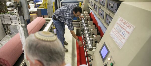 Palestino trabaja en una fábrica en Barkan, asentamiento israelí - Sputnik Mundo