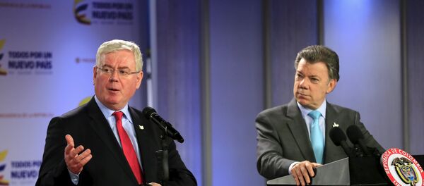 Eamon Gilmore, enviado especial de la UE para el proceso de paz en Colombia y Juan Manuel Santos, presidente de Colombia - Sputnik Mundo