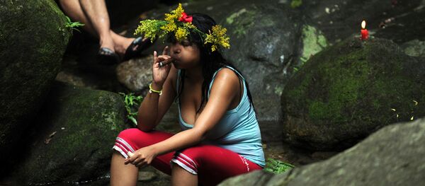 Una joven fuma un puro - Sputnik Mundo