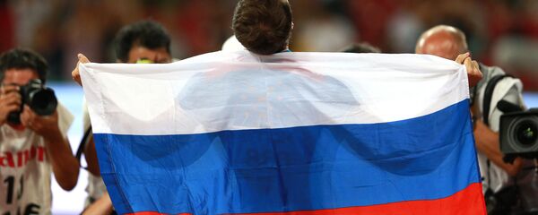 Deportista ruso con la bandera de Rusia - Sputnik Mundo