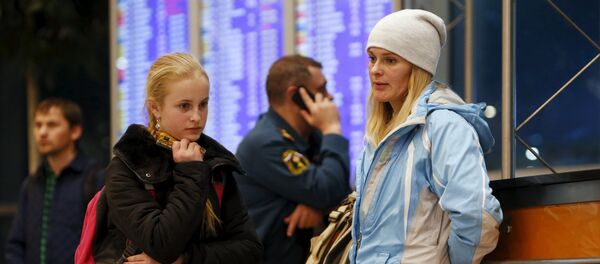 Turistas rusos en el aeropuerto de Domodédovo de Moscú Turistas rusos en el aeropuerto de Domodédovo de Moscú - Sputnik Mundo