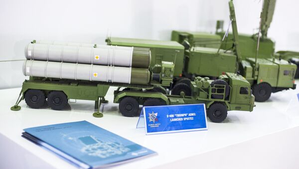 Modelo del sistema antiaéreo S-400 en Dubai Airshow 2015 - Sputnik Mundo