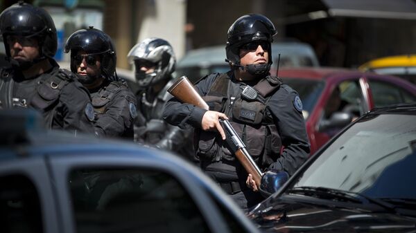 Police guard the perimeter of the police headquarters before alleged Colombian drug lord Henry de Jesus Lopez, alias Mi Sangre or My Blood, is escorted out in Buenos Aires, Argentina, Wednesday, Oct. 31, 2012. - Sputnik Mundo