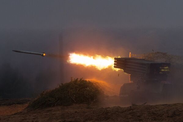 Entrenamiento de los cadetes de la Academia de Artillería Mijálovskaya - Sputnik Mundo
