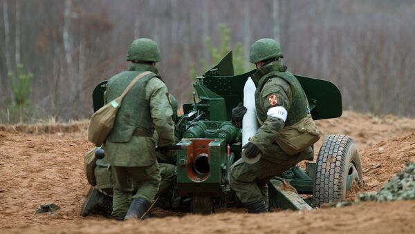 Militares rusos durante las maniobras en la región de Leningrado - Sputnik Mundo