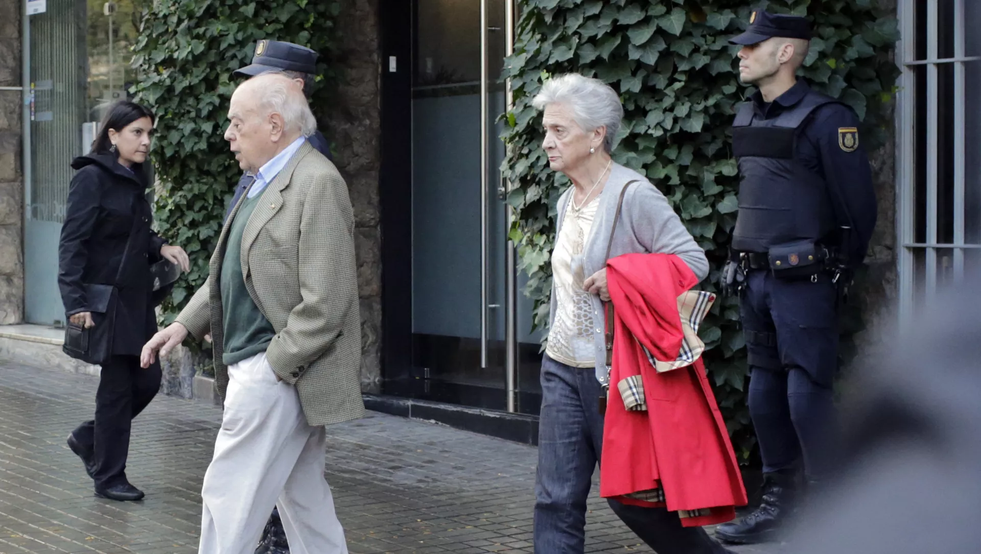 Catalan former President Jordi Pujol (L) and his wife Marta Ferrusola