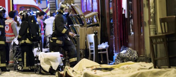 Socorristas en el lugar del atentado en París - Sputnik Mundo