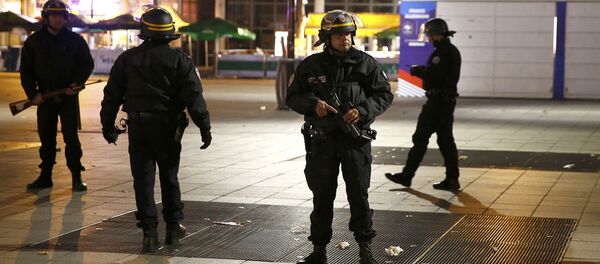 Policía francesa patrulla el lugar de un ataque terrorista Policía francesa patrulla el lugar de un ataque terrorista - Sputnik Mundo