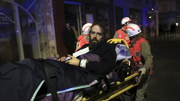 Hombre es evacuado de la sala Bataclan en París Hombre es evacuado de la sala Bataclan en París - Sputnik Mundo