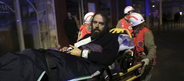Hombre es evacuado de la sala Bataclan en París Hombre es evacuado de la sala Bataclan en París - Sputnik Mundo