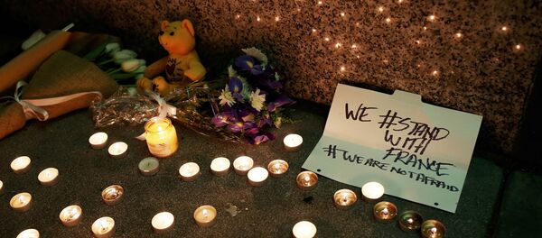 Memorial improvisado en honor a las víctimas del ataque terrorista en París - Sputnik Mundo