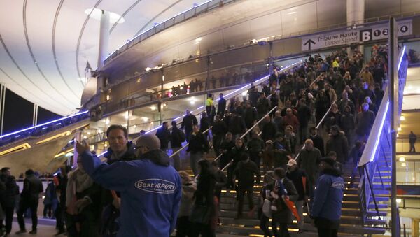 La gente abandonan el Estadio de Francia después de la explosión - Sputnik Mundo