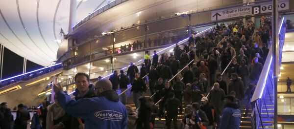 La gente abandonan el Estadio de Francia después de la explosión - Sputnik Mundo