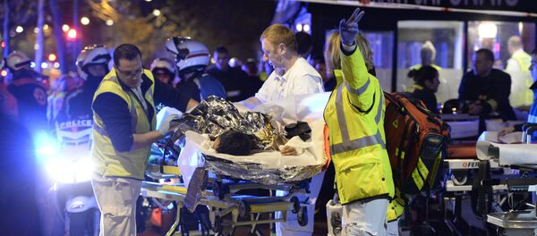 Los equipos de rescate en el lugar del ataque terrorista en la sala de conciertos Bataclan, el 13 de noviembre de 2015 - Sputnik Mundo