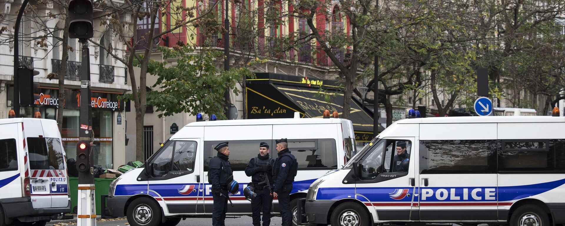 La policía de París cerca de la sala Bataclan La policía de París cerca de la sala Bataclan - Sputnik Mundo, 1920, 14.09.2022