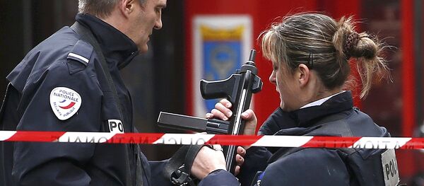 Policías franceses en el lugar del atentado en París - Sputnik Mundo