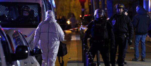 La policía llega al lugar del atentado en París el 13 de noviembre de 2015 - Sputnik Mundo