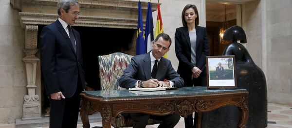 El rey de España, Felipe VI, firma en el libro de condolencias en la Embajada de Francia en Madrid - Sputnik Mundo