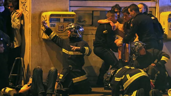Policías en el lugar del atentado cerca de la sala de conciertos Bataclán - Sputnik Mundo