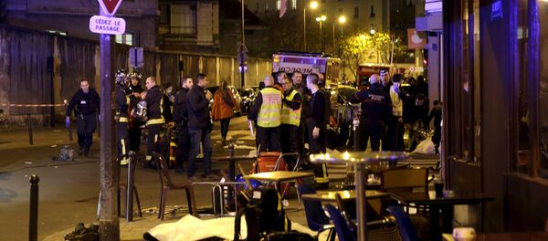 Lugar del atentado en París - Sputnik Mundo