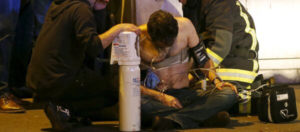 Un herido en el lugar del atentado cerca de la sala de conciertos Bataclan - Sputnik Mundo