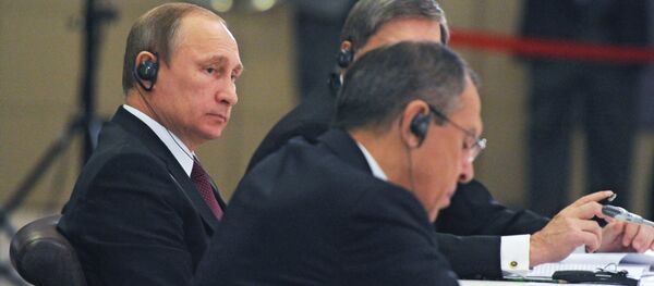 Vladímir Putin y canciller de Rusia, Serguéi Lavrov (dcha.) - Sputnik Mundo