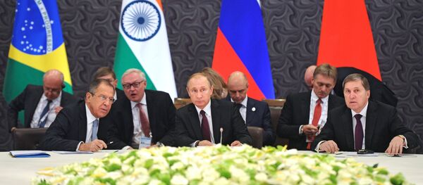 Canciller de Rusia, Serguéi Lavrov (izda.) y Vladímir Putin - Sputnik Mundo