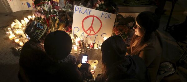 Homenaje a las víctimas de los atentados en París - Sputnik Mundo