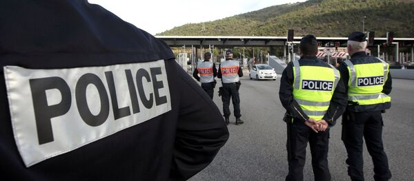 Policía francesa en la frontera con Italia antes de COP 21 Policía francesa en la frontera con Italia antes de COP 21 - Sputnik Mundo