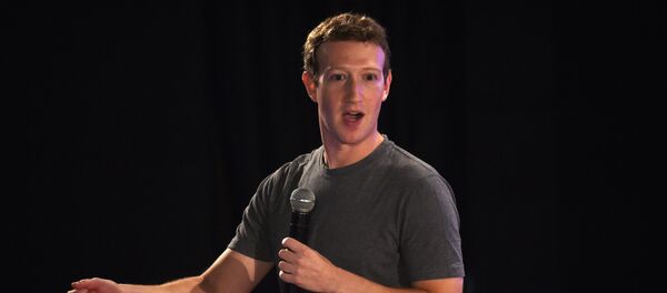 Facebook chief executive and founder Mark Zuckerberg speaks during a 'town-hall' meeting at the Indian Institute of Technology (IIT) in New Delhi on October 28, 2015. - Sputnik Mundo