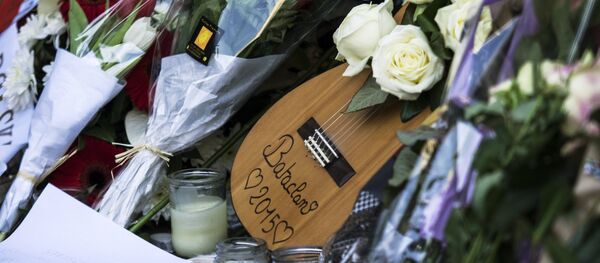 Homenaje a las víctimas de los atentados en París Homenaje a las víctimas de los atentados en París - Sputnik Mundo
