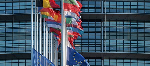 This photo taken on November 16, 2015 shows the French and European Union flags flying at half-mast in front of the European Parliament building in Strasbourg, eastern France, on November 16, 2015 - Sputnik Mundo