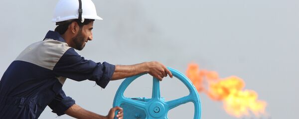 Empleado comprueba una tubería de petróleo en Irak (archivo) - Sputnik Mundo