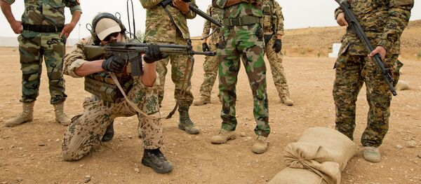 Soldado alemán entrena a los combatientes Peshmerga - Sputnik Mundo