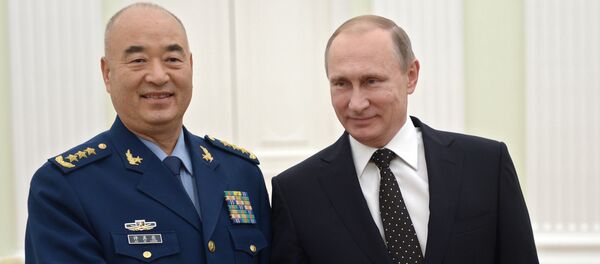 Мicepresidente de la Comisión Militar Central de China, Xu Qiliang y presidente de Rusia, Vladímir Putin - Sputnik Mundo