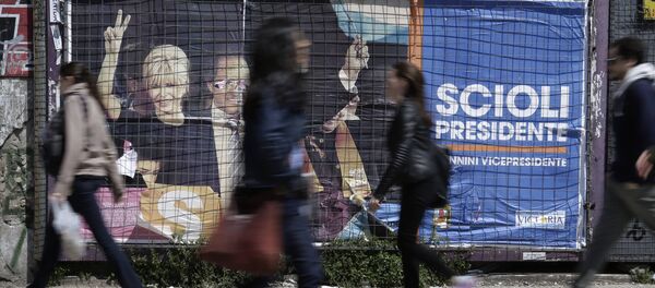 Gente paso delante de un cartel electoral en Buenos Aires - Sputnik Mundo