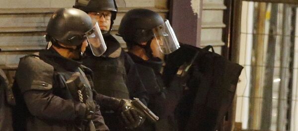 Policías franceses durante el tiroteo en Saint Denis Policías franceses durante el tiroteo en Saint Denis - Sputnik Mundo