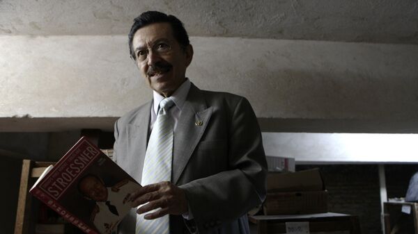 Paraguayan human rights activist Martin Almada inspects documents at the Paraguay's Defense Ministry in Asuncion - Sputnik Mundo