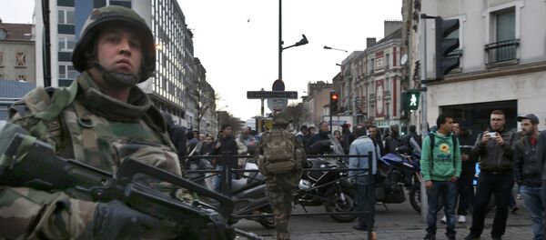 Soldados franceses vigilan el área durante el tiroteo en Saint-Denis Soldados franceses vigilan el área durante el tiroteo en Saint-Denis - Sputnik Mundo