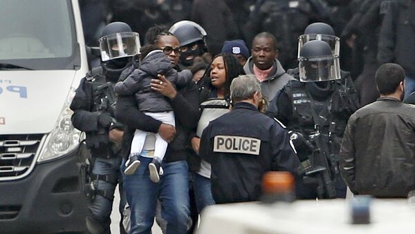 Soldados franceses evacuan a los civiles en el suburbio de Saint-Denis - Sputnik Mundo