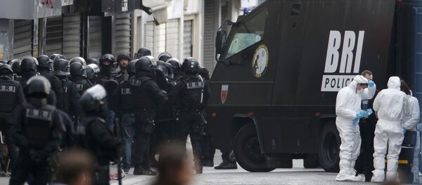 Soldados franceses en el suburbio de Saint-Denis Soldados franceses en el suburbio de Saint-Denis - Sputnik Mundo