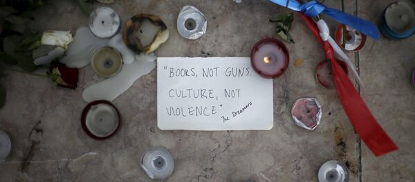 Velas, flores y mensaje en homenaje a las víctimas de los atentados en París - Sputnik Mundo