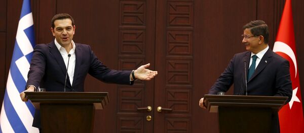 Primer ministo griego Alexis Tsipras y primer ministro turco Ahmet Davutoglu en un encuentro en Turquía - Sputnik Mundo